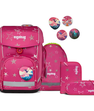 Das ergobag Cubo Set (2025) SternzauBär von ergobag bietet in knalligem Pink Komfort und Style für Grundschulkinder mit Sternenmuster, passendem Mäppchen, Etui, vier Einhorn-Aufnähern und dem ergonomischen Your-Size-System.