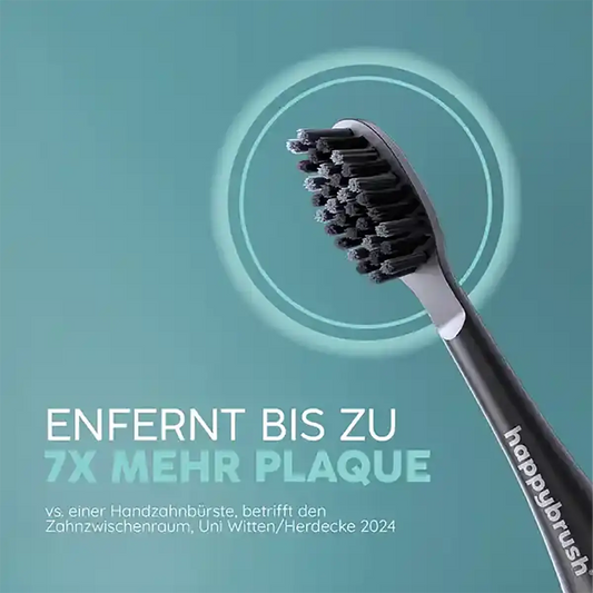 Happybrush Schallzahnbürste StarterKit Eco Vibe 3+, schwarze elektrische Zahnbürste mit dunklen Borsten, deutscher Text: "ENTFERNT BIS ZU 7X MEHR PLAQUE" auf blauem Hintergrund.