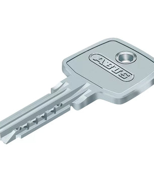 Abgebildet ist ein silberner ABUS Profilzylinder D6X 50/60 mit rechteckigem Kopf und gerilltem Blatt mit Anti-Picking-Schutz auf weißem Grund.