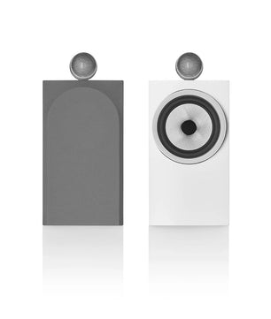 Zwei moderne, rechteckige Bowers & Wilkins 705 S3 Regallautsprecher in satiniertem Weiß mit runden Elementen auf der Oberseite und weißem Hintergrund - ideal für jedes HiFi-Setup.