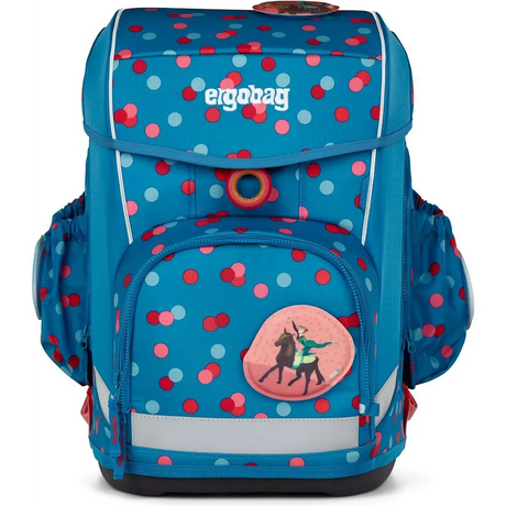 Das ergobag Cubo Light Set (2025) VoltiBär von ergobag besticht durch sein blaues Design mit roten und weißen Punkten, die ergonomische Konstruktion und den Reiteraufnäher auf der Vordertasche.