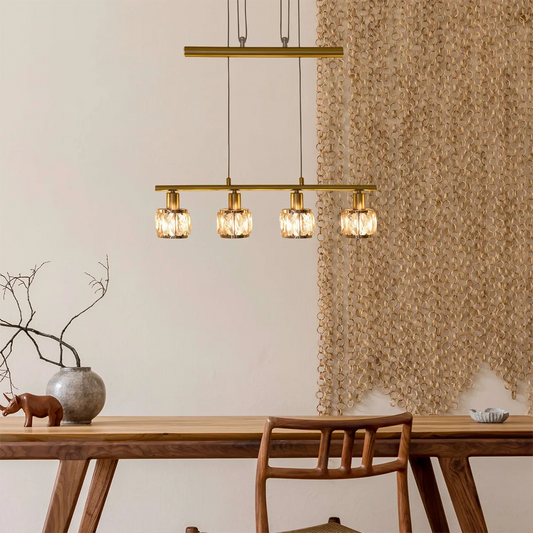 Moderne Essecke mit Holztisch, dekorativer Wandkunst und vier Näve JOSEFA Pendelleuchten im goldenen Retro-Design von Näve, die über dem Tisch hängen.