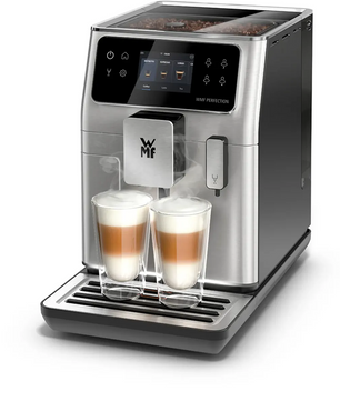 Der WMF Perfection 640 Kaffeevollautomat – silber von WMF brüht zwei Tassen Kaffee mit cremigem Milchschaum gleichzeitig, wobei aus beiden Gläsern Dampf aufsteigt.