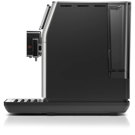 Seitenansicht des WMF Perfection 640 Kaffeevollautomaten – silber von WMF, einer modernen silberfarbenen Kaffeemaschine mit Bedientasten, einem transparenten Wassertank und der Möglichkeit, cremigen Milchschaum zuzubereiten.