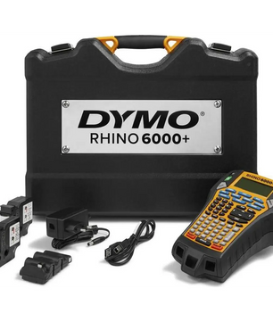 Das DYMO Rhino 6000+ Beschriftungsgerät in Orange ist ein robustes Industrie-Set mit Koffer, Ladegerät, Kabeln und Etikettenkartuschen.