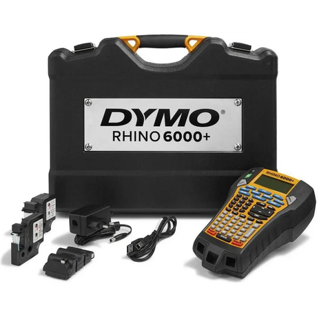 Das DYMO Rhino 6000+ Beschriftungsgerät in Orange ist ein robustes Industrie-Set mit Koffer, Ladegerät, Kabeln und Etikettenkartuschen.
