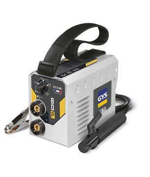 Das Gys GYSMI 80P Elektrodenschweißgerät von GYS, in grau, verfügt über einen Griff, Kabel und einfache Bedienelemente - perfekt als mobiles Schweißgerät für den flexiblen Einsatz. Abgebildet auf einem weißen Hintergrund.