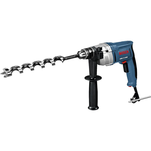 Bosch Professional GBM 13 HRE Bohrmaschine – blau, eine elektrische Handbohrmaschine mit Seitengriff und aufgesetztem großem Spiralbohrer, mit Bosch-Logo auf dem Gehäuse, eignet sich ideal für anspruchsvolle Arbeiten – insbesondere bei der Bearbeitung von Metall.