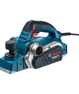 Der Bosch Professional GHO 26-82 D Elektrohobel ist ein blauer elektrischer Handhobel mit schwarzem Griff und Einstellknopf, ideal für die Holzbearbeitung, abgebildet auf weißem Hintergrund.