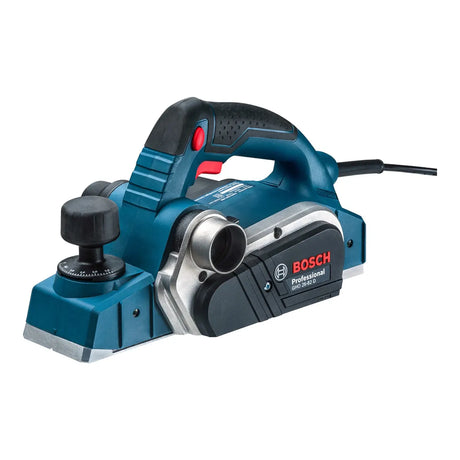 Der Bosch Professional GHO 26-82 D Elektrohobel ist ein blauer elektrischer Handhobel mit schwarzem Griff und Einstellknopf, ideal für die Holzbearbeitung, abgebildet auf weißem Hintergrund.