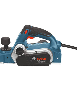 Der Bosch Professional GHO 26-82 D Elektrohobel von Bosch ist für präzise Holzarbeiten konzipiert, mit schwarzem Griff und blauem Gehäuse, hier in der Seitenansicht.