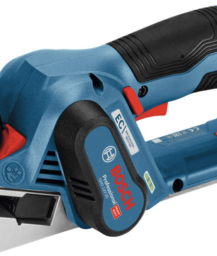 Der Bosch GHO 12V-20 Akku-Elektrohobel von Bosch ist ein kompakter, kabelloser Elektrohobel in Blau mit einem schwarzen Griff und roten Akzenten für eine bequeme Handhabung.