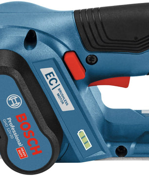 Der Akku-Elektrohobel GHO 12V-20 von Bosch Professional ist kompakt, verfügt über ein blaues Gehäuse, einen schwarzen Griff und rote Akzente und ist hier in der Seitenansicht abgebildet.