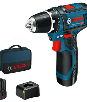 Der Bosch Professional GSR 12V-15 Akku-Bohrschrauber - blau von Bosch bietet mit Koffer, Akku und Ladegerät alles, was Sie zum effizienten Bohren brauchen. Dieses kompakte Werkzeug wird vor einem sauberen weißen Hintergrund gezeigt.