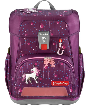 Das Step by Step Cloud Ranzen-Set "Dreamy Unicorn Nuala" (5-teilig) zeigt ein lilafarbenes Design mit Einhorn-, Hufeisen- und Sternenmotiven sowie rosa und blauen Akzenten.