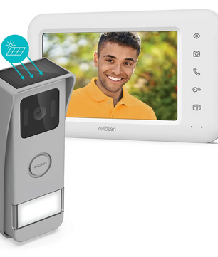 Ausgestattet mit einem Solarpanel, einer Kamera und einem Touchscreen-Monitor, auf dem ein lächelnder Mann zu sehen ist, bietet die „Avidsen Elia Solar Wave Video-Türsprechanlage – silber“ von Avidsen eine kabellose Zugangskontrolle für eine bequeme und sichere Zutrittsverwaltung.