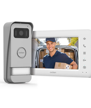 Die Avidsen Elia Smart 2 Video-Türsprechanlage in Silber von Avidsen zeigt auf dem Bildschirm einen Zusteller mit einem Paket vor einem Lieferwagen. Dank der App-Steuerung haben Sie jederzeit und überall Zugriff auf Ihre Eingangskamera – ideal geeignet für die moderne 2-Draht-Installation.