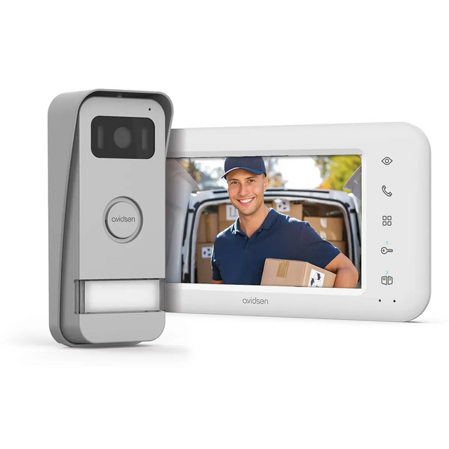 Die Avidsen Elia Smart 2 Video-Türsprechanlage in Silber von Avidsen zeigt auf dem Bildschirm einen Zusteller mit einem Paket vor einem Lieferwagen. Dank der App-Steuerung haben Sie jederzeit und überall Zugriff auf Ihre Eingangskamera – ideal geeignet für die moderne 2-Draht-Installation.