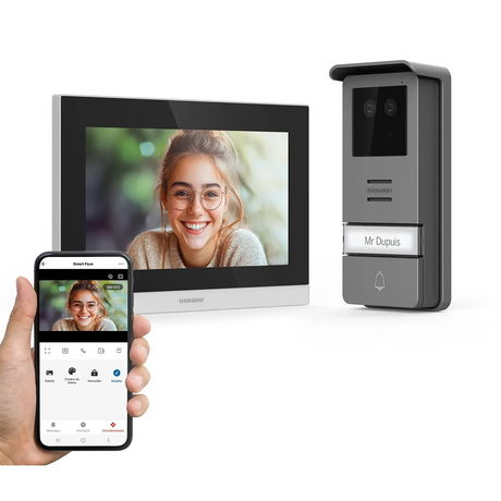Das Thomson Smart Face Video-Türsprechsystem von Thomson zeigt auf dem Bildschirm eine Frau, dazu eine Handy-App und eine Außenkamera mit der Aufschrift „Mr. Dupuis“.
