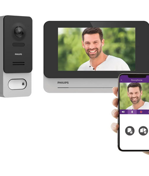 Das Bild zeigt die Philips WelcomeEye Wireless 531039 Video-Türsprechanlage in Grau von Philips, auf der sowohl auf dem Innenmonitor als auch auf der Benutzeroberfläche der Smartphone-App ein Mann zu sehen ist. Mit dieser kabellosen Türsprechanlage können Sie Ihren Besucher bequem von überall in Ihrem Zuhause oder sogar von unterwegs aus sehen und mit ihm kommunizieren.