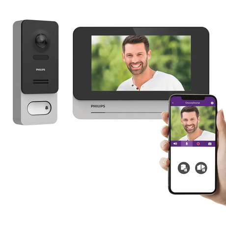 Das Bild zeigt die Philips WelcomeEye Wireless 531039 Video-Türsprechanlage in Grau von Philips, auf der sowohl auf dem Innenmonitor als auch auf der Benutzeroberfläche der Smartphone-App ein Mann zu sehen ist. Mit dieser kabellosen Türsprechanlage können Sie Ihren Besucher bequem von überall in Ihrem Zuhause oder sogar von unterwegs aus sehen und mit ihm kommunizieren.