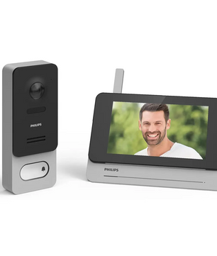 Eine Philips WelcomeEye Wireless 531039 Video-Türsprechanlage in Grau und ihr Monitor, beide der Marke Philips, zeigen das Bild eines lächelnden Mannes auf dem Bildschirm.