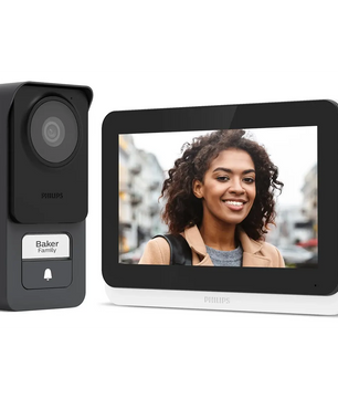 Die Philips WelcomeEye Connect 3 Video-Türsprechanlage – schwarz von Philips verfügt über eine hochauflösende 3K-Kamera und einen Innenbildschirm, auf dem eine lächelnde Frau im Freien zu sehen ist.
