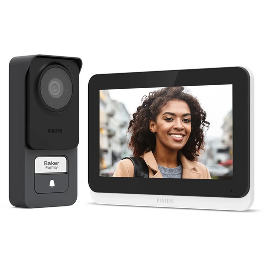 Die Philips WelcomeEye Connect 3 Video-Türsprechanlage – schwarz von Philips verfügt über eine hochauflösende 3K-Kamera und einen Innenbildschirm, auf dem eine lächelnde Frau im Freien zu sehen ist.