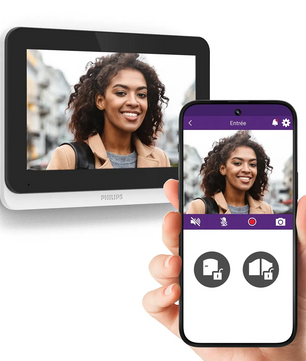 Das Foto einer Frau ist sowohl auf einem Wanddisplay als auch auf einem Handybildschirm zu sehen; beide zeigen über die Philips WelcomeEye Connect 3 Video-Türsprechanlage – schwarz von Philips in einer Videoanruf-App dasselbe Bild.