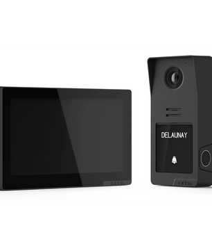 Die Türsprechanlage „Extel Digital Connect“ in Schwarz von Extel verfügt über eine Kameraeinheit, ein separates Touchscreen-Display und eine optionale WLAN-Verbindung für eine komfortable Steuerung.