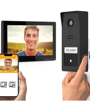 Eine Person nutzt die Video-Türsprechanlage „Extel Wave 3“ in Schwarz von Extel, um einen lächelnden Mann auf dem Monitor und dem Smartphone zu sehen. Die Anlage verfügt zudem über eine integrierte biometrische Zugangskontrolle.