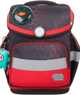 Das School-Mood Timeless Schulranzen-Set 7-teilig "Mika" zeichnet sich durch ein rot-schwarzes Sechseck-Design, einen Monsteraugen-Pin, einen türkisfarbenen Plüsch-Schlüsselanhänger und eine ergonomische Formgebung aus - ideal für Fans des Drachenmotiv-Stils.