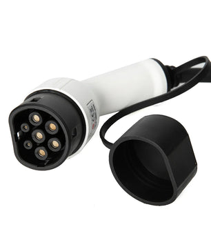 Eine Nahaufnahme des Norauto E-Ladekabels Typ 2, 32 A, dreiphasig, 22 kW, 5 Meter Ladestecker mit einer schwarzen Schutzkappe, die mit einem Kabel befestigt ist.