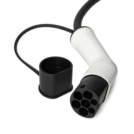 Nahaufnahme des Norauto E-Ladekabels Typ 2, 32 A, dreiphasig, 22 kW, 5 Meter für Elektrofahrzeuge, mit Ladestecker und schwarzer Kappe auf weißem Hintergrund; unterstützt das Laden mit bis zu 22 kW.