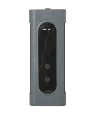 Das „Norauto Starthilfe Pro – grau“ besticht durch sein graues Design und das Norauto-Logo auf der Vorderseite. Als tragbares elektronisches Gerät mit zwei Tasten und einer beeindruckenden Kapazität von 20.000 mAh bietet es zuverlässige Starthilfe, wo immer Sie sie benötigen.