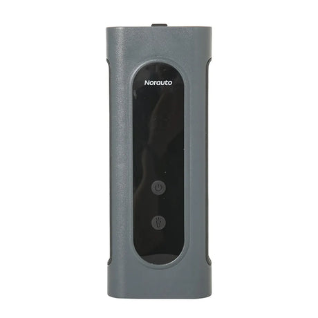 Das „Norauto Starthilfe Pro – grau“ besticht durch sein graues Design und das Norauto-Logo auf der Vorderseite. Als tragbares elektronisches Gerät mit zwei Tasten und einer beeindruckenden Kapazität von 20.000 mAh bietet es zuverlässige Starthilfe, wo immer Sie sie benötigen.