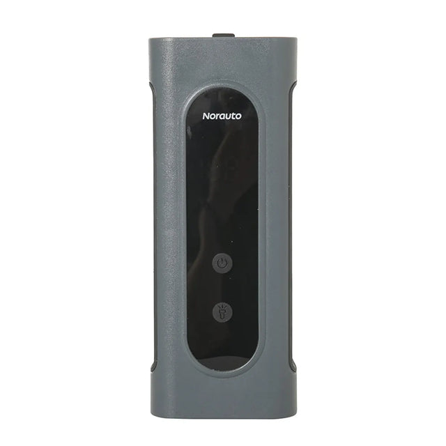 Das „Norauto Starthilfe Pro – grau“ besticht durch sein graues Design und das Norauto-Logo auf der Vorderseite. Als tragbares elektronisches Gerät mit zwei Tasten und einer beeindruckenden Kapazität von 20.000 mAh bietet es zuverlässige Starthilfe, wo immer Sie sie benötigen.