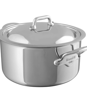 Der silberne Mauviel M'Cook Schmortopf Bratentopf mit Griffen und Deckel steht auf weißem Hintergrund - inspiriert von französischer Kochkunst.
