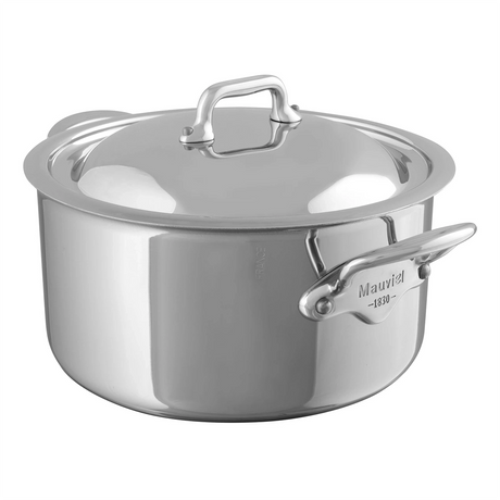 Der silberne Mauviel M'Cook Schmortopf Bratentopf mit Griffen und Deckel steht auf weißem Hintergrund - inspiriert von französischer Kochkunst.