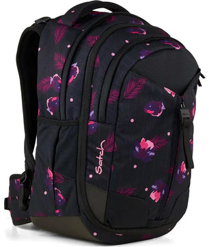 Der Satch Match Schulrucksack - Mystic Nights zeichnet sich durch ein rosa und lila Blumenmuster, mehrere Fächer, ergonomisches Design und das Satch-Logo an der Seite aus.