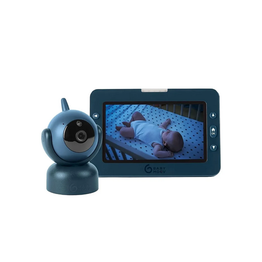 Das Babymoov YOO Master Plus HD-Babyphone in Blau mit schwenkbarer Kamera ist neben seinem 5-Zoll-HD-Farbdisplay abgebildet, auf dem ein schlafendes Baby in einem Kinderbett mit gepunktetem Bettlaken zu sehen ist.