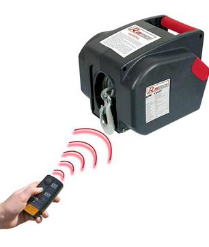 Die RIBITECH 12-V-Elektrowinde – schwarz von RIBITECH ist eine tragbare Elektrowinde mit Haken, die sich ganz einfach über die mitgelieferte Funkfernbedienung bedienen lässt – ideal für müheloses Heben und Ziehen.