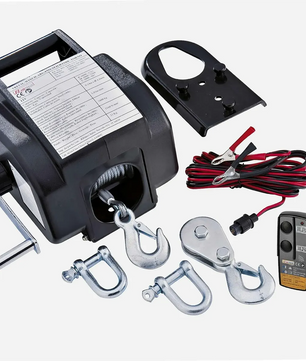 RIBITECH 12-V-Elektrowinde – schwarz von RIBITECH, inklusive Fernbedienung, Kabeln, Montageplatte, Haken und Metallbefestigungsteilen auf weißem Hintergrund – ideal als Seilwinde-Anhänger für vielseitige Hebe- und Abschleppaufgaben.