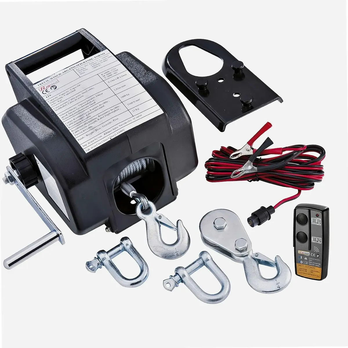 RIBITECH 12-V-Elektrowinde – schwarz von RIBITECH, inklusive Fernbedienung, Kabeln, Montageplatte, Haken und Metallbefestigungsteilen auf weißem Hintergrund – ideal als Seilwinde-Anhänger für vielseitige Hebe- und Abschleppaufgaben.