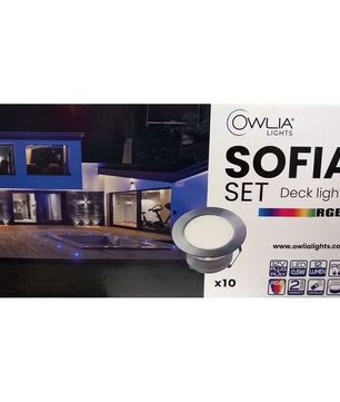 Box für Owlia Lights SOFIA Terrassenbeleuchtung LED - Silber von Owlia Lights, mit einem modernen Haus mit blauer Außenbeleuchtung, Produktdetails und dem stylischen LED Einbauspot Set.