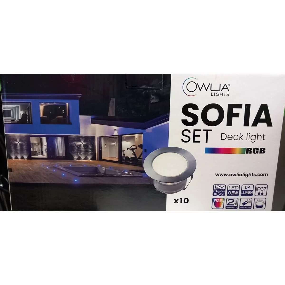 Box für Owlia Lights SOFIA Terrassenbeleuchtung LED - Silber von Owlia Lights, mit einem modernen Haus mit blauer Außenbeleuchtung, Produktdetails und dem stylischen LED Einbauspot Set.