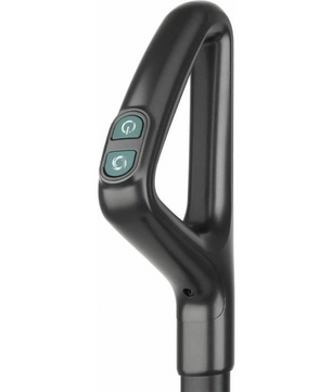 Nahaufnahme des schwarzen Griffs des H.Koenig Multifunktions-Dampfstaubsaugers 3in1 ARYA900, der zwei grüne Tasten aufweist - eine mit einem Stromsymbol, die andere mit einem kreisförmigen Pfeil.