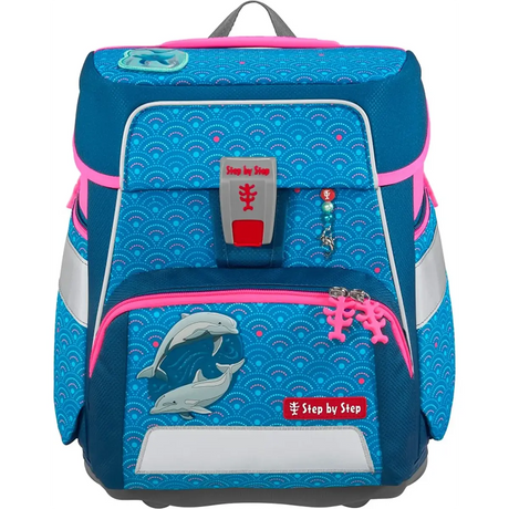 Das Step by Step Space Ranzen-Set "Dolphin Pippa" ist eine 5-teilige Schultasche mit Delphinmotiven, rosa Akzenten und dem Step by Step-Logo auf der Vordertasche.