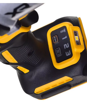 Die Nahaufnahme des DEWALT XR Akku-Schlagschraubers DCF900N zeigt das gelb-schwarze Bedienfeld mit nummerierten Drehzahlstufen und einem Spitzendrehmoment von 1.900 Nm.