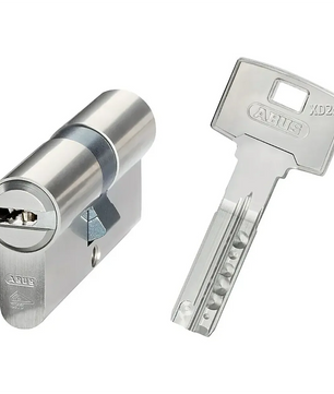 Ein ABUS Abus Profilzylinder XD25 40/40 in Silber und ein passender Schlüssel in Schließsystemtechnik sind nebeneinander auf weißem Grund platziert.